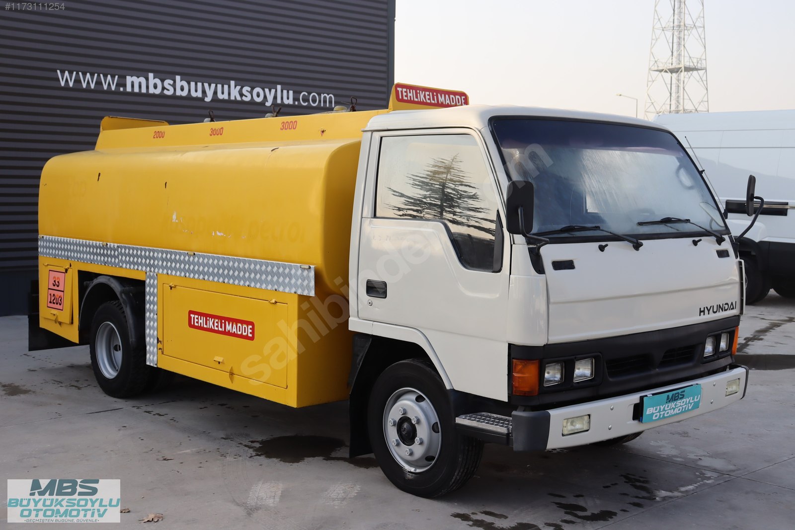 HYUNDAi H350 6 TEKER 3 GÖZLÜ 8.000 LT SAYAÇLI AKARYAKIT TANKERİ