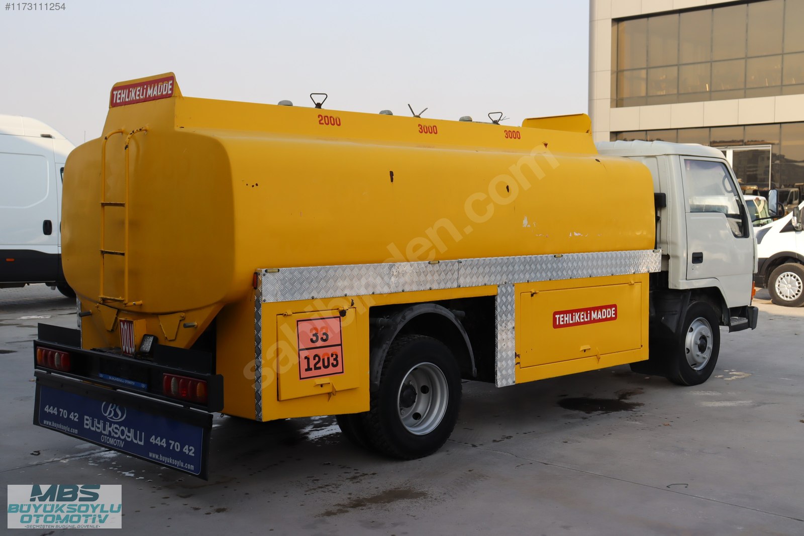 HYUNDAi H350 6 TEKER 3 GÖZLÜ 8.000 LT SAYAÇLI AKARYAKIT TANKERİ