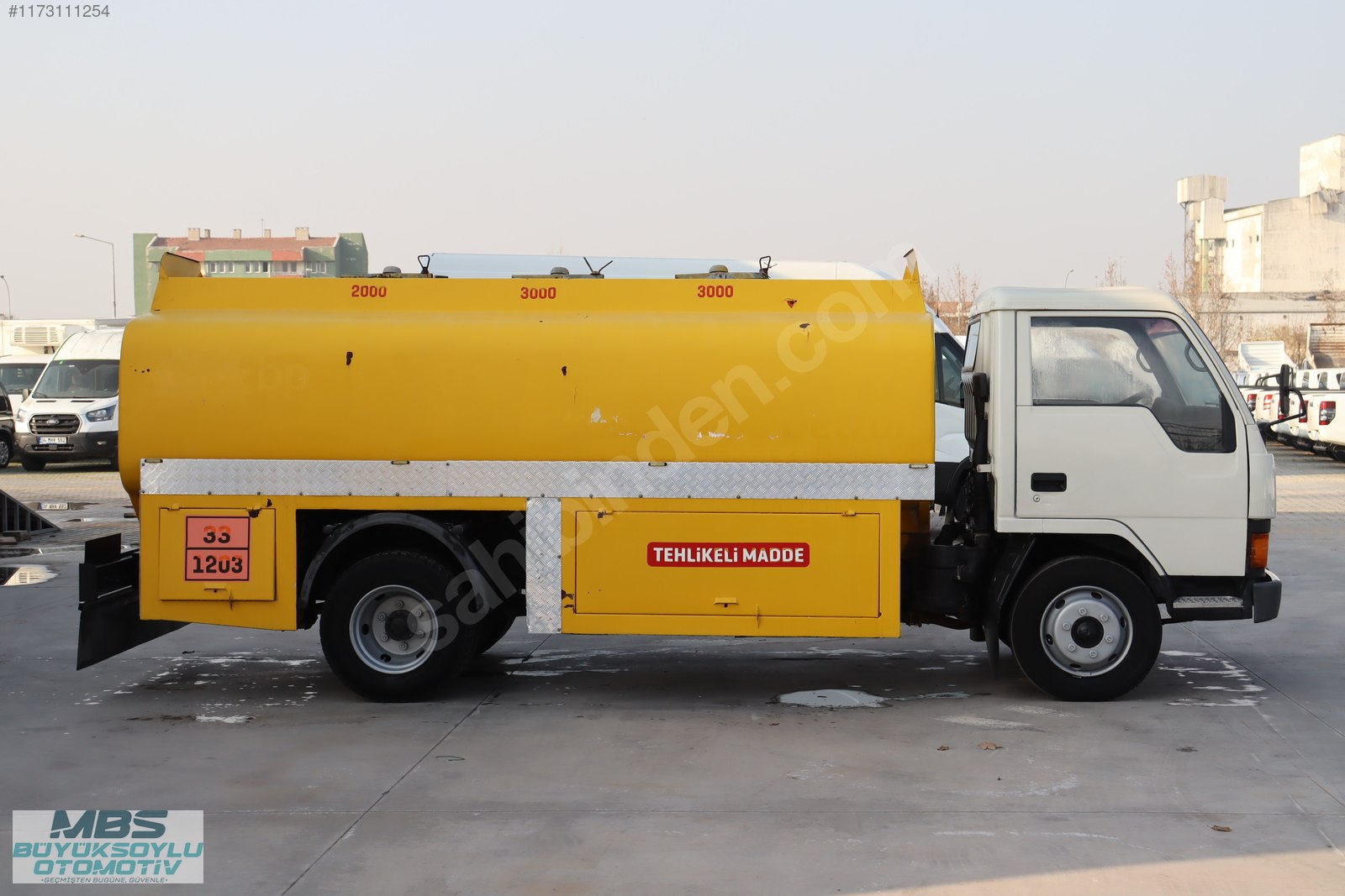HYUNDAi H350 6 TEKER 3 GÖZLÜ 8.000 LT SAYAÇLI AKARYAKIT TANKERİ